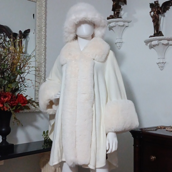 NWOT Fuzzy Collared Long Sleeve Cape Outerwear for Fall and Winter Seasons - Picture 3 of 9